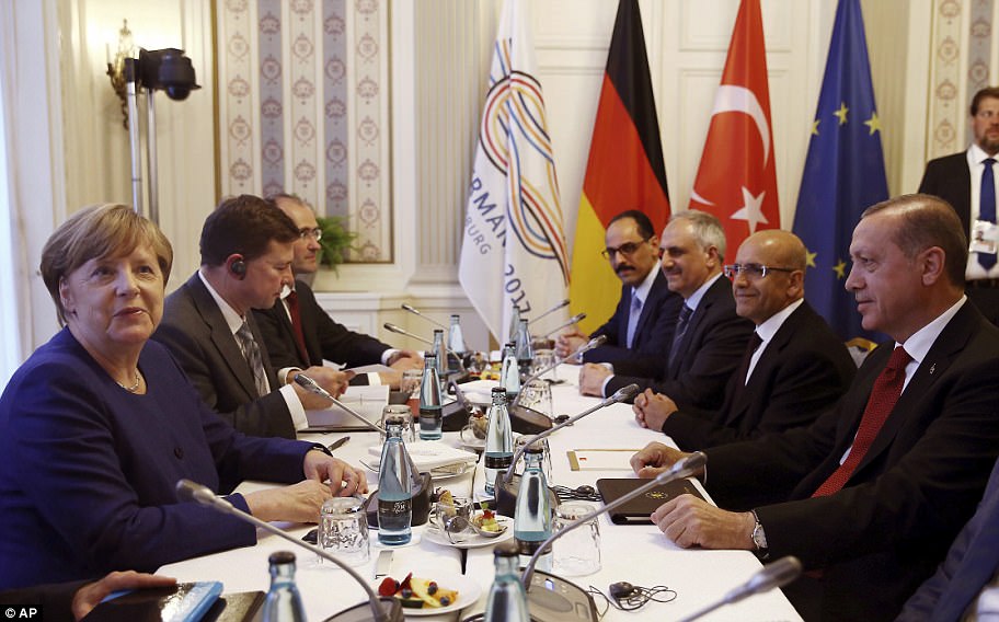 Erdogan ve beraberindeki heyet dün Merkel ile bir araya gelmisti.