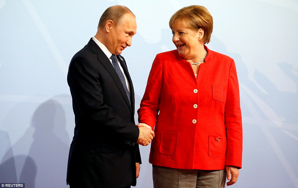 Merkel ve Putin de basına poz verdi. 