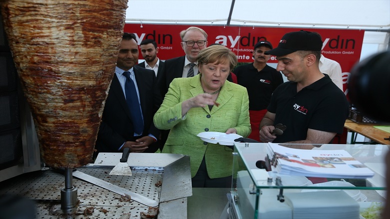Merkel İşletmeler Birliği’nin şenliğine katıldı