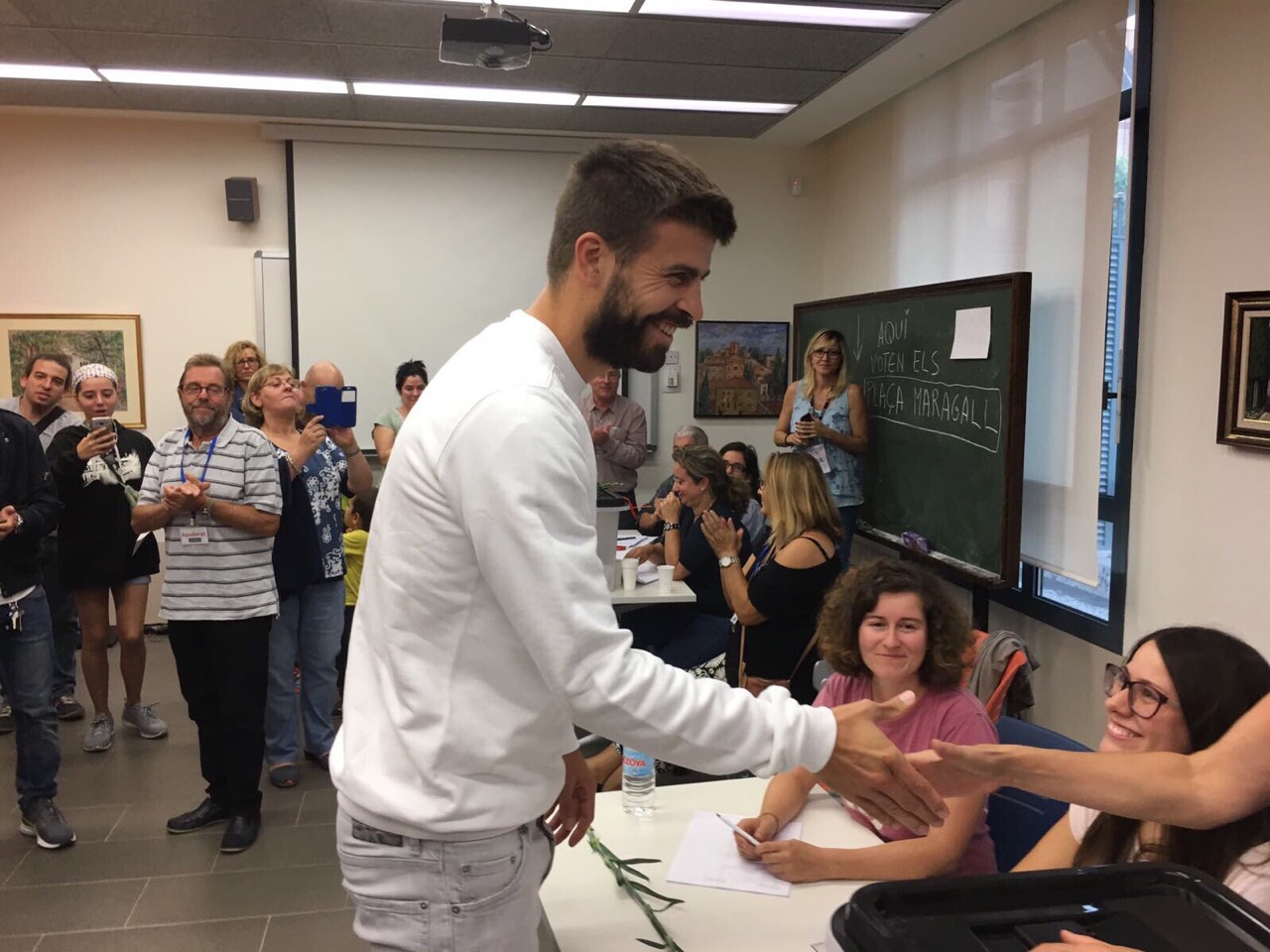 Gerard Pique, Katalonya bağımsızlık referandumunda oy kullanırken