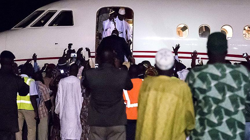 Gambiya'nın yenik lideri Jammeh ülkeden ayrıldı