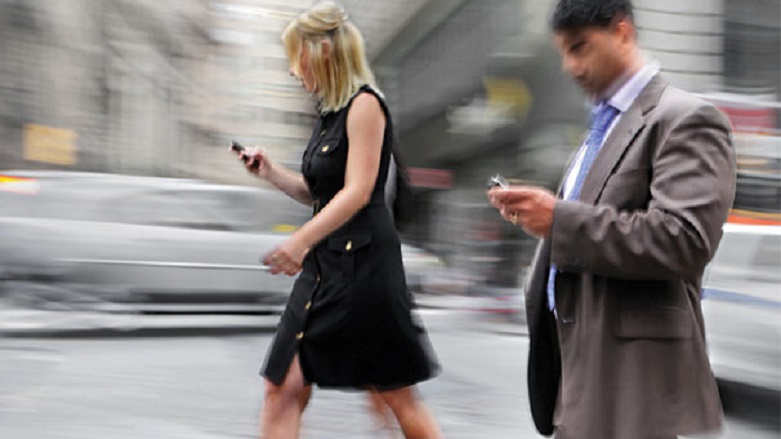 Yolda yürürken telefonla mesajlaşmak yasak