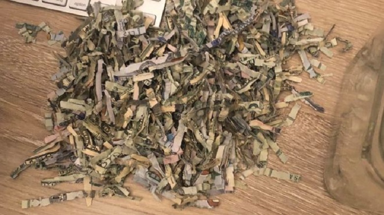 2 yaşındaki çocuk yüzlerce doları yırttı