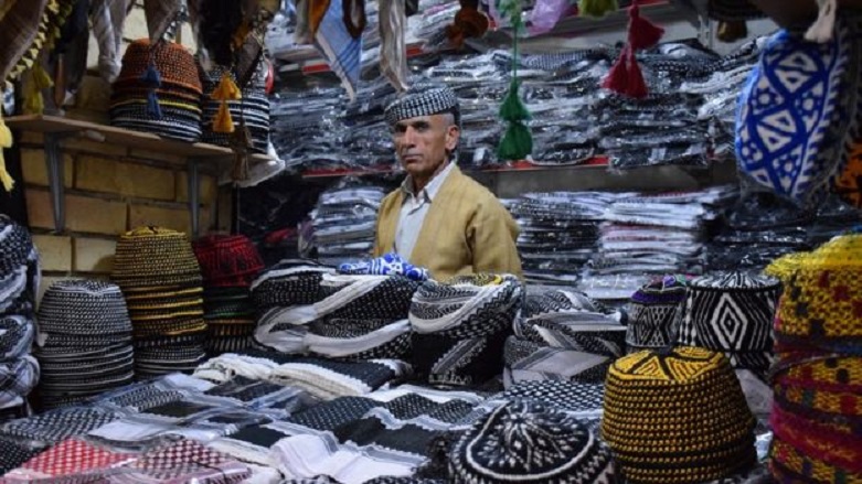 Erbil'de geleneksel elbiselerin satıldığı bir dükkan