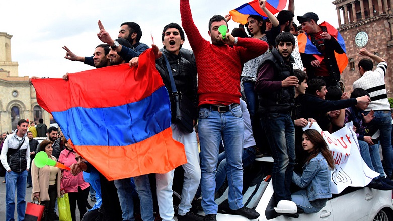 Protestolar büyüyor, askerler de muhalefete katıldı