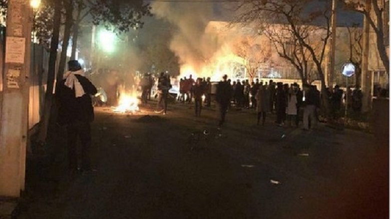 İran'da çıkan olaylarda 3 polis hayatını kaybetti