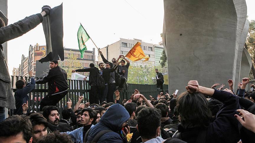 İran'daki protestolarda en az 90 öğrenci gözaltına alındı