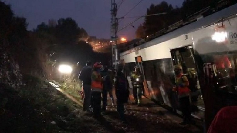 Barcelona'da tren raydan çıktı