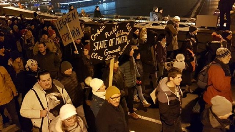 Macarlar 'köle yasası'na karşı sokakta