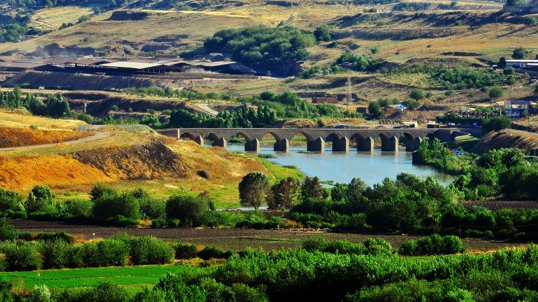 Mervani Devleti Emiri Nasruddevle tarafından 1065 yılında Diyarbakır'da inşa ettirilen On gözlü Köprü