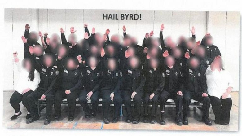 Nazi selamı veren 34 gardiyan kovuldu