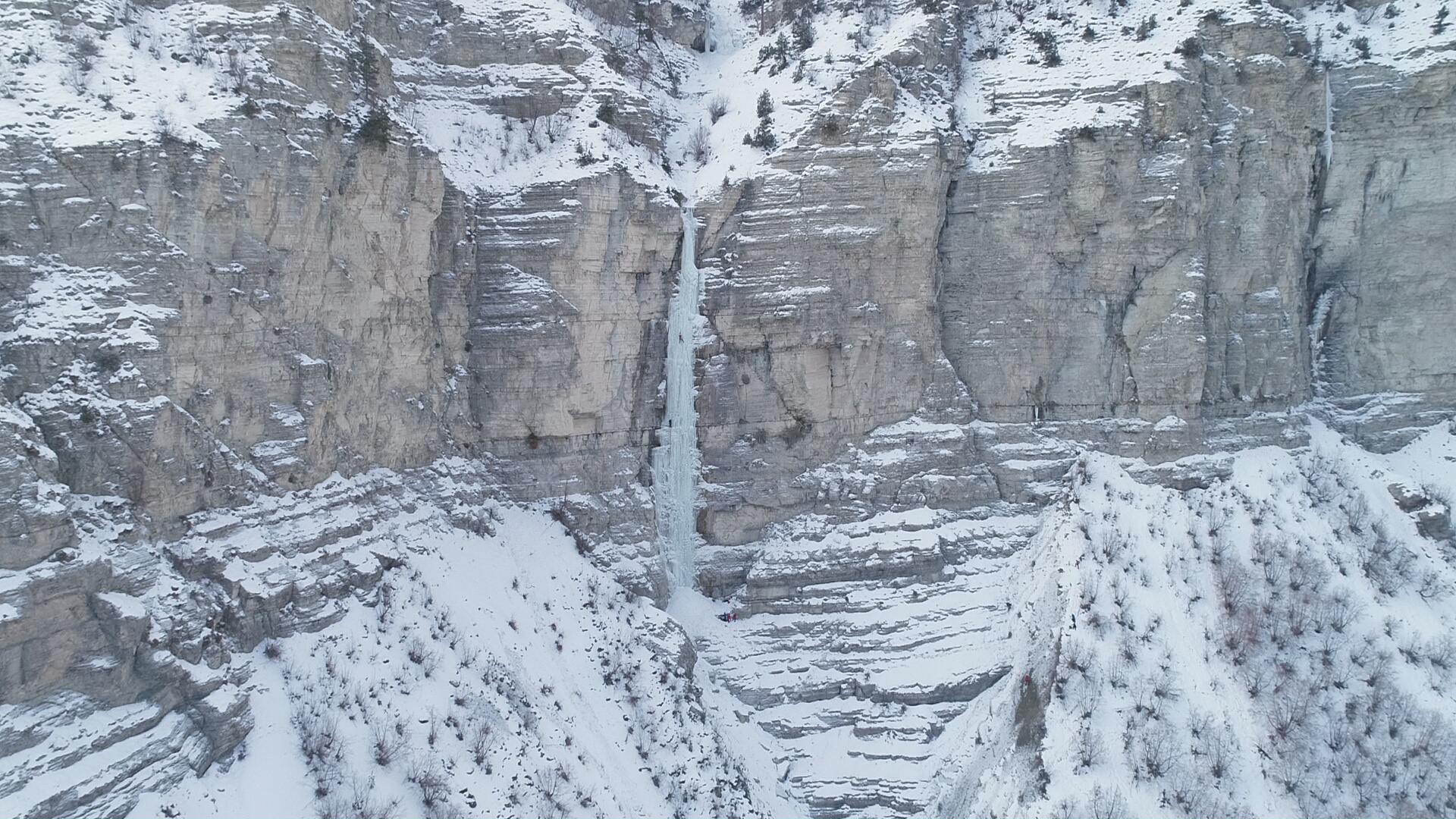 FOTO - Erzurum'da 300 metrelik buz şelaleleri
