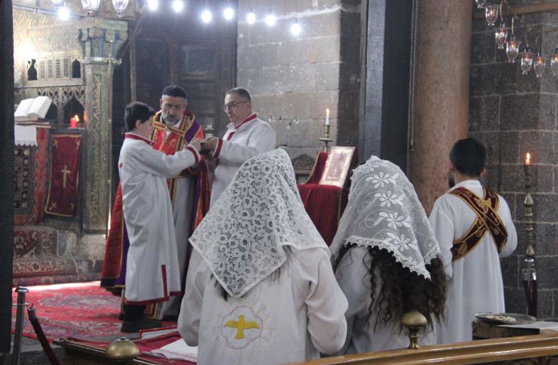 FOTO - Diyarbakır&rsquo;da Noel ayini