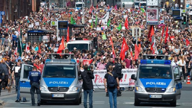 8 bin kişi meydana indi, aşırı sağcılar vazgeçti