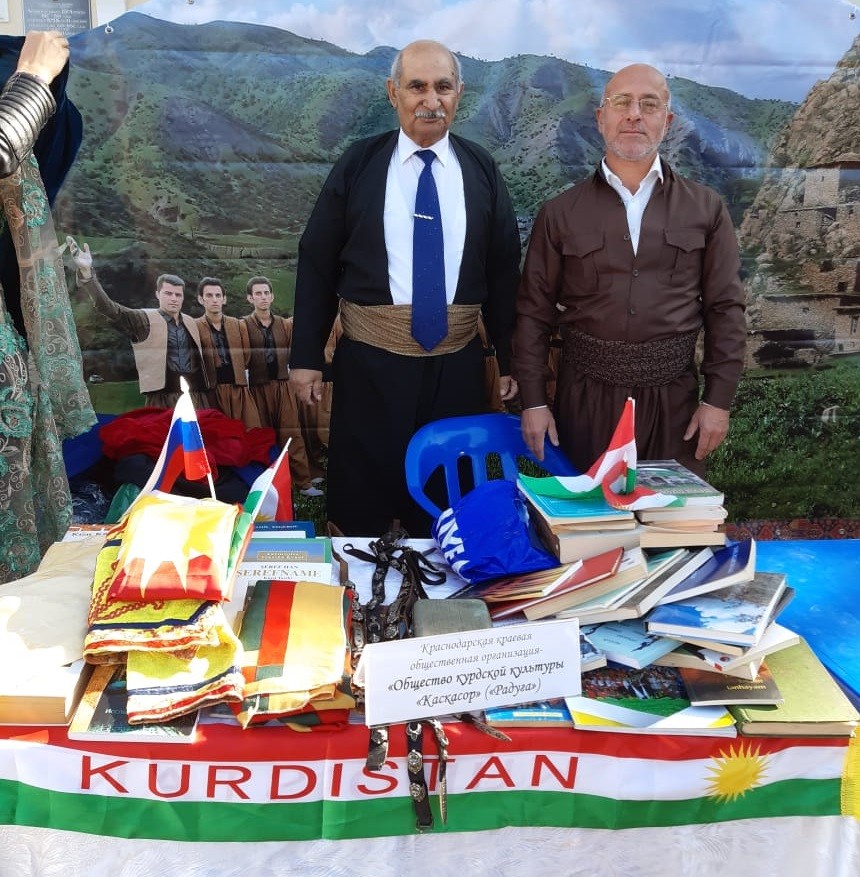 Hejar&ecirc; Şamil (sağda)