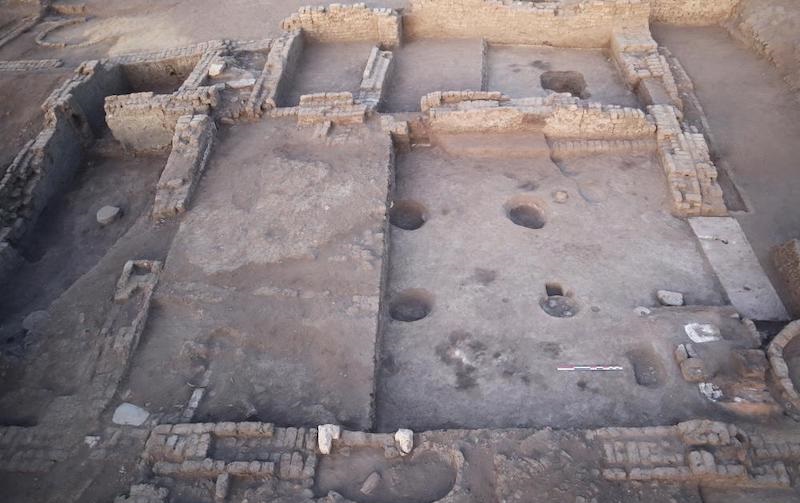 Kasıtlı olarak hasar verilmiş kireçtaşı oyma, Tell Edfu’daki 3 bin 500 yıllık villada yer alan bir tapınakta bulundu.
