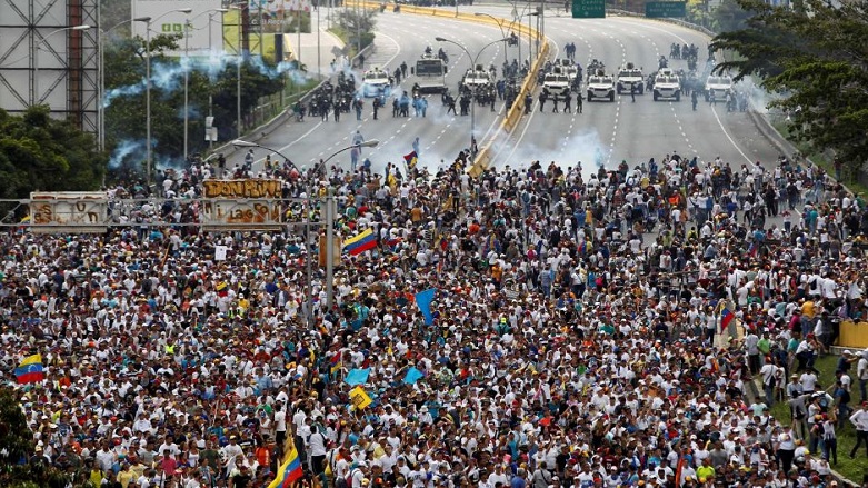 Hükümet yanlıları ve muhalifler sokağa iniyor