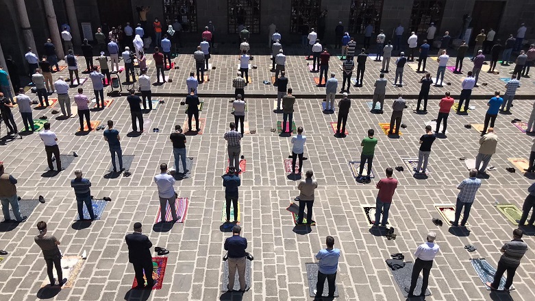 Foto: Diyarbakır’da salgın gölgesinde ilk cuma namazı