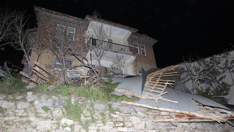 Hakkari’de rüzgar binaların çatılarını uçurdu