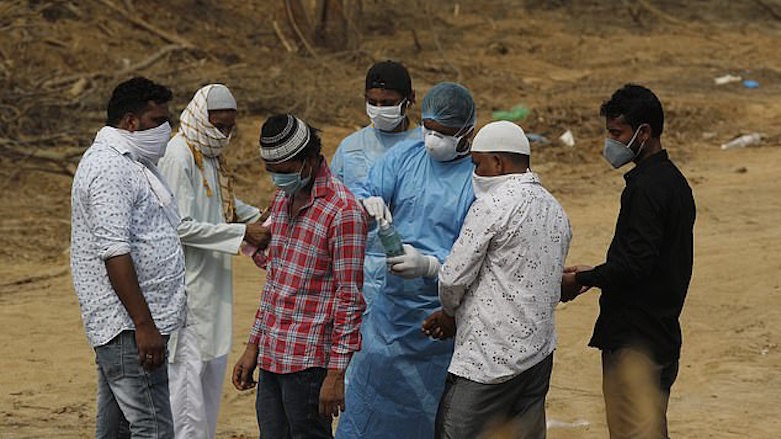 El öptürerek virüsü öldürdüğünü iddia etti, virüsten öldü