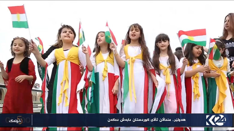 ھەولێر .. منداڵان ئاڵای کوردستان دابەش دەکەن