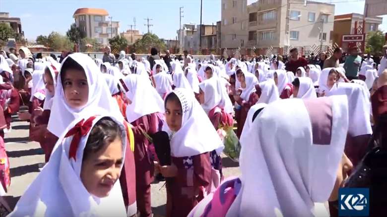 Zaroyên Rojhelata Kurdistanê daxwaza xwîndina Kurdî dikin