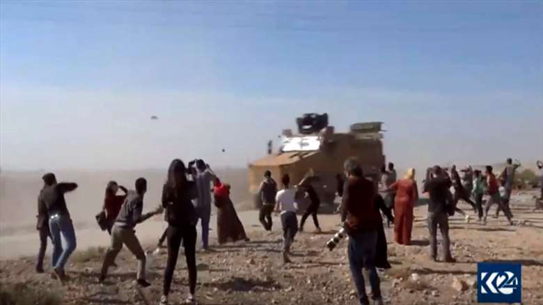 Xelkê Dirbêsîyê tankên Tirkiyê ber baran dikin