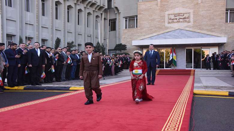 Zaroyên Şehîd Hucam Sûrçî Ala ya Kurdistanê di Civata Wezîran de heldidin